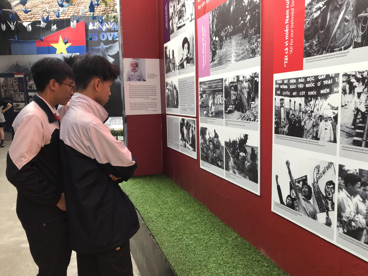 Trưng bày “Thắp lửa niềm tin”