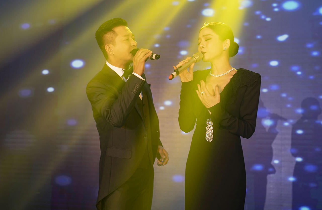 Vợ Tuấn Hưng ba con 'đọ sắc' với Tiểu Vy, Tú Anh