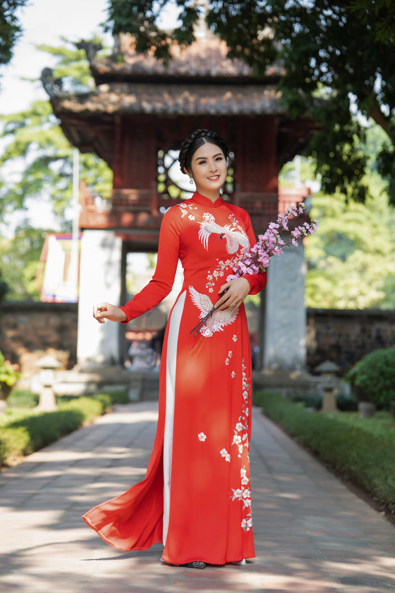 Ngọc Hân mặc áo dài, dạo Văn Miếu ngày đầu năm