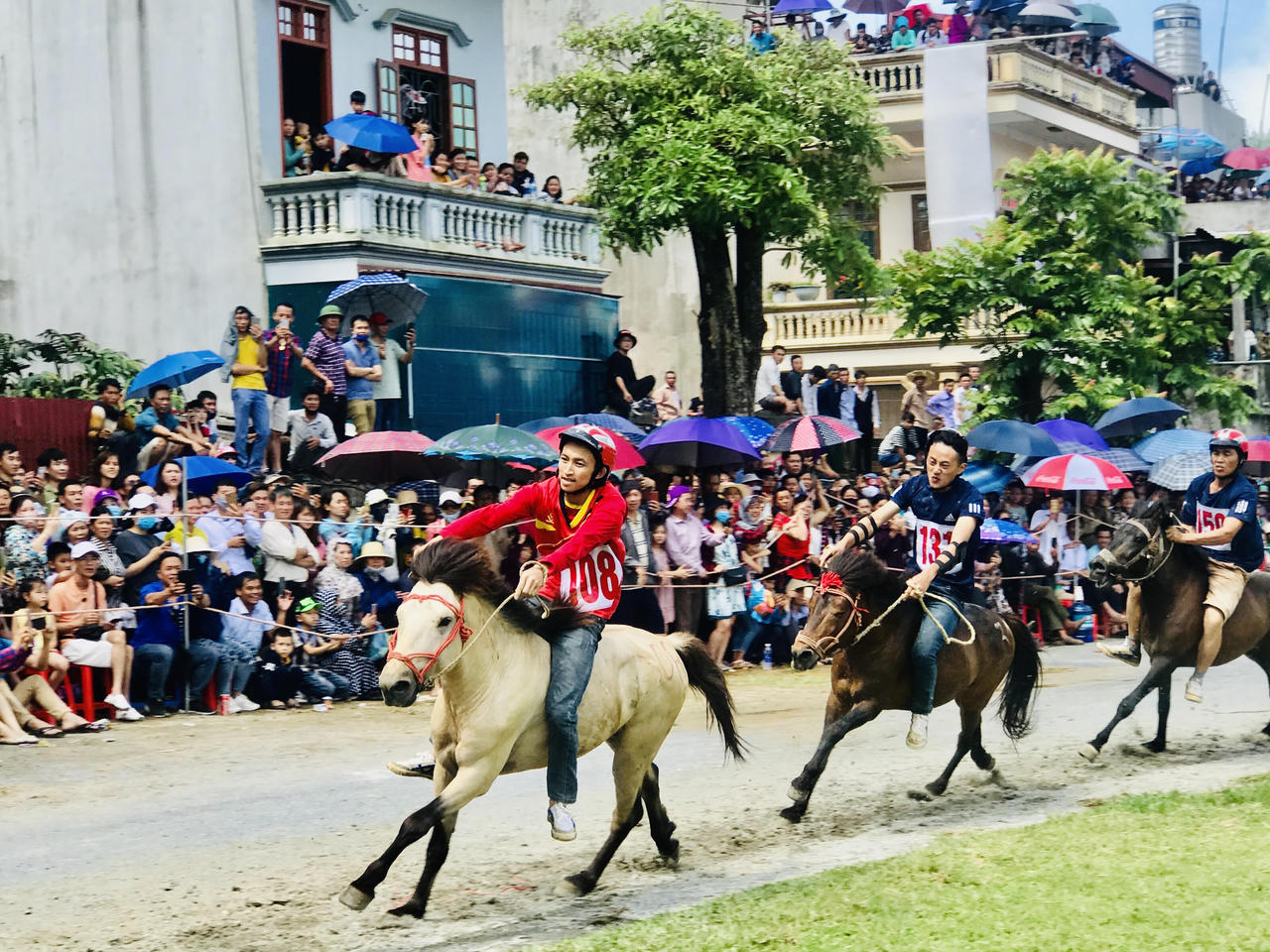 Kị sĩ Vàng Văn Giang giành Cup vô địch Giải đưa ngựa Bắc Hà 2020