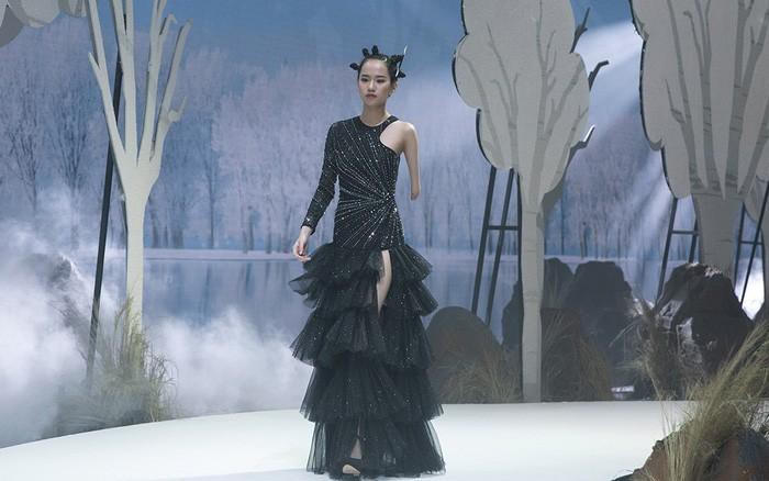 Người mẫu khuyết tay Hà Phương hạnh phúc khi diễn cùng đàn chị Thanh Hằng