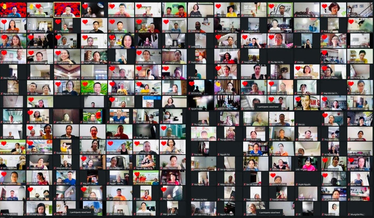 Người dân Hà Nội thể dục trực tuyến để nâng cao sức khỏe