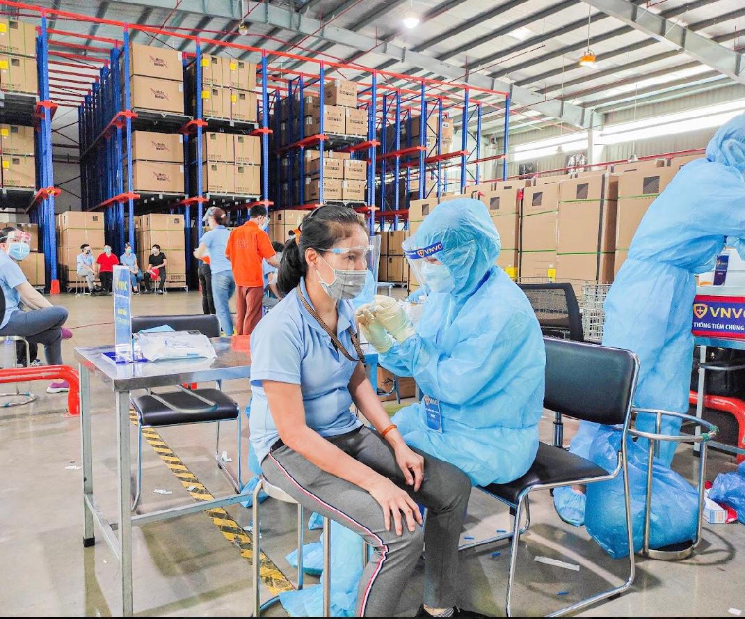 Bình Dương tăng tốc tiêm vaccine để "hạ nhiệt" dịch COVID-19