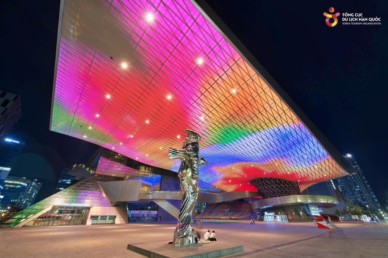 Các nước đẩy mạnh hoạt động văn hóa thu hút du khách Việt