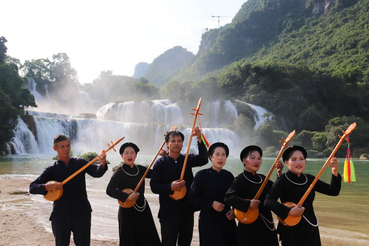 Lễ hội du lịch Thác Bản Giốc 2022 - 'Mái tóc tiên' bồng bềnh bên triền núi