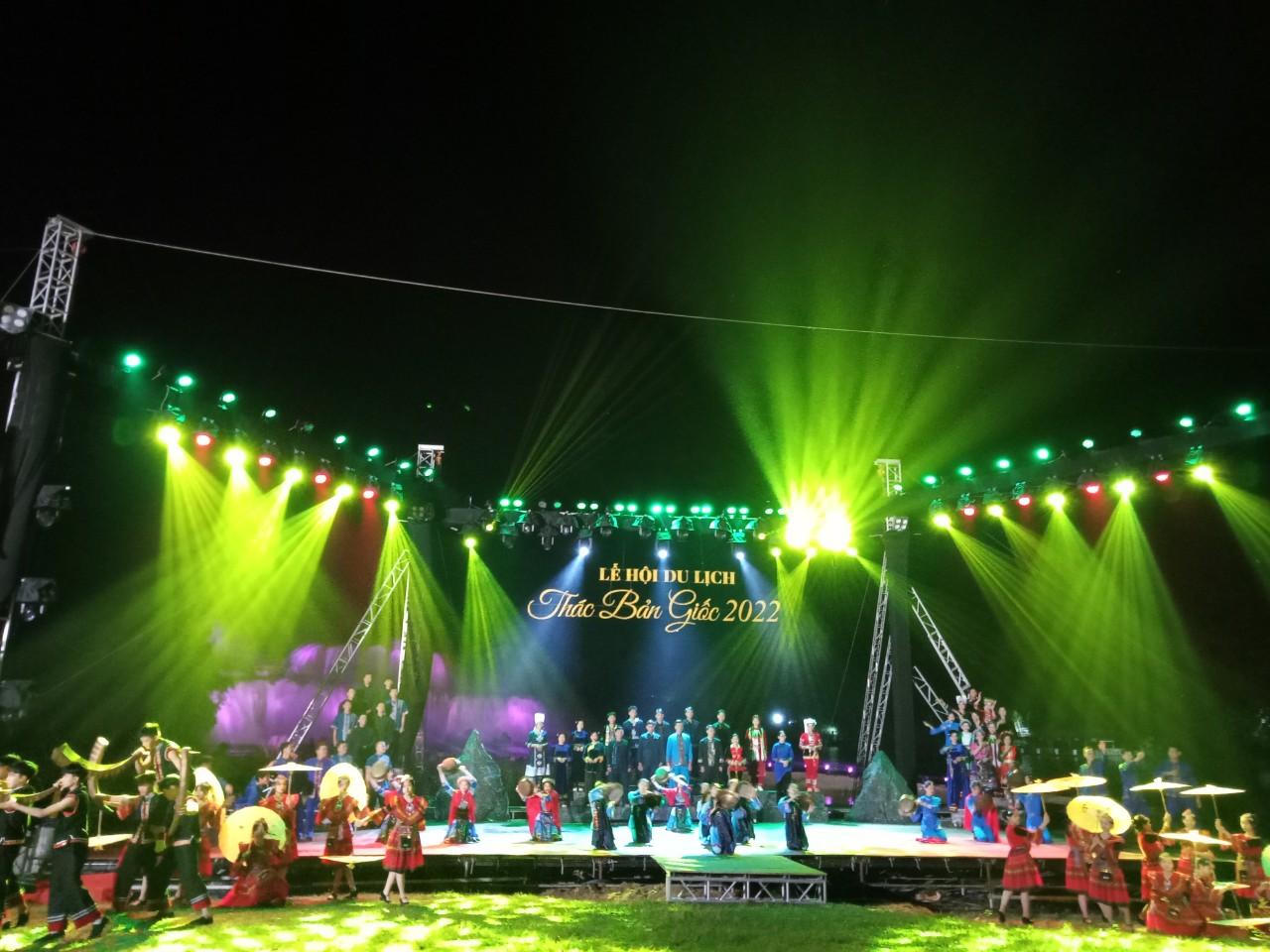 Lễ hội du lịch Thác Bản Giốc 2022 - 'Mái tóc tiên' bồng bềnh bên triền núi