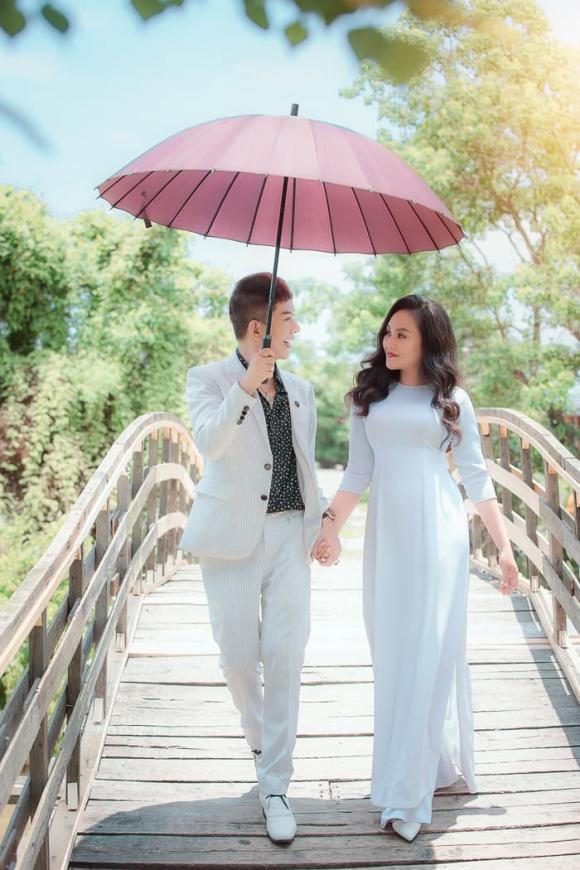 Ca sĩ Long Nhật xúc động nhớ lại 33 năm theo 'kiếp cầm ca'