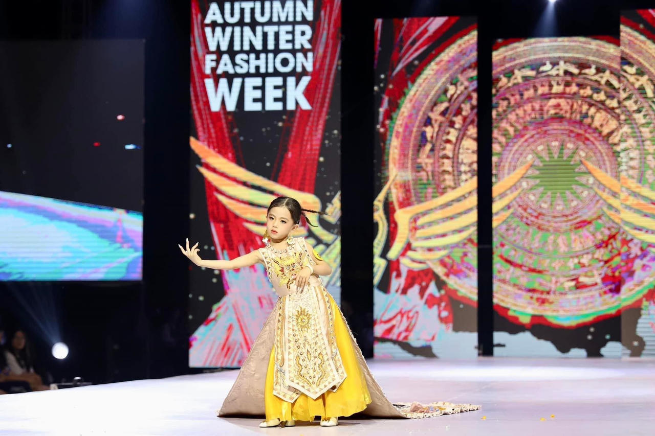 Tuần lễ Thời trang thu đông Look trình diễn quốc phục đậm văn hóa dân tộc