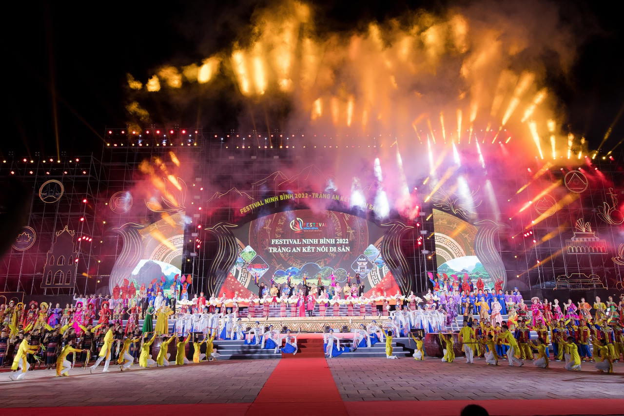 Các thí sinh Hoa hậu Du Lịch Thế giới trình diễn trang phục “Âm sắc đại ngàn”