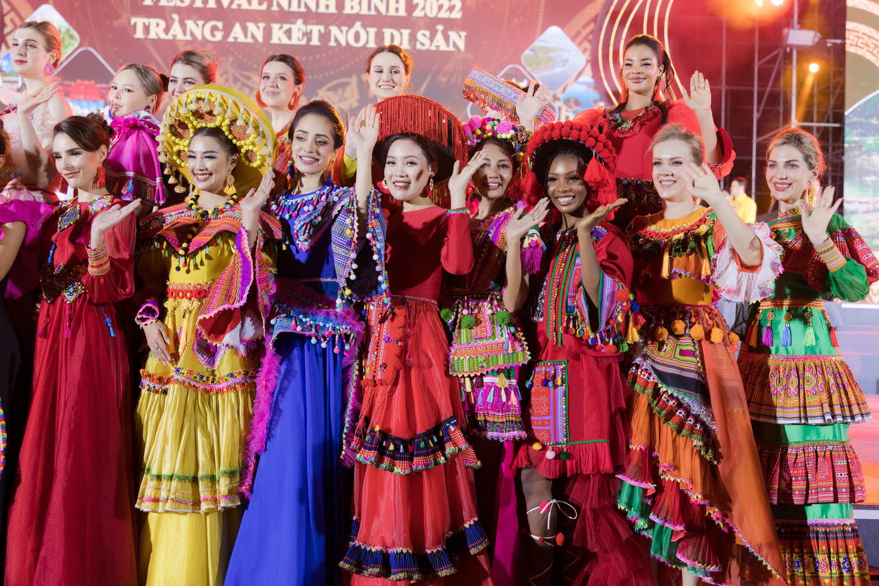 Các thí sinh Hoa hậu Du Lịch Thế giới trình diễn trang phục “Âm sắc đại ngàn”