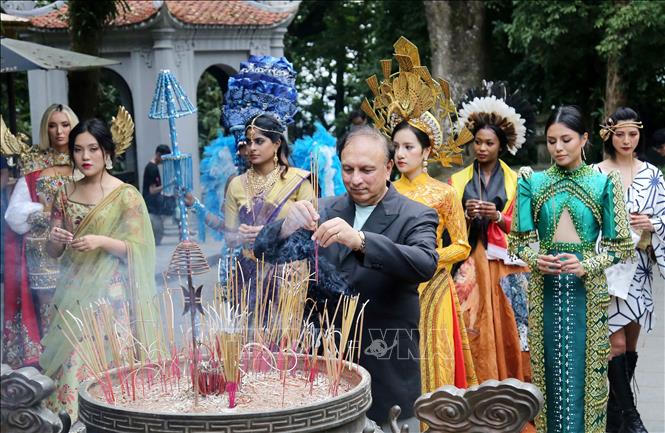 Thí sinh Hoa hậu Du lịch thế giới về miền đất Tổ Việt Nam