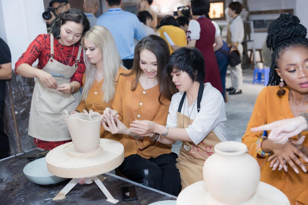 Các thí sinh Hoa hậu Du lịch Thế giới 2022 khám phá làng cổ Bát Tràng