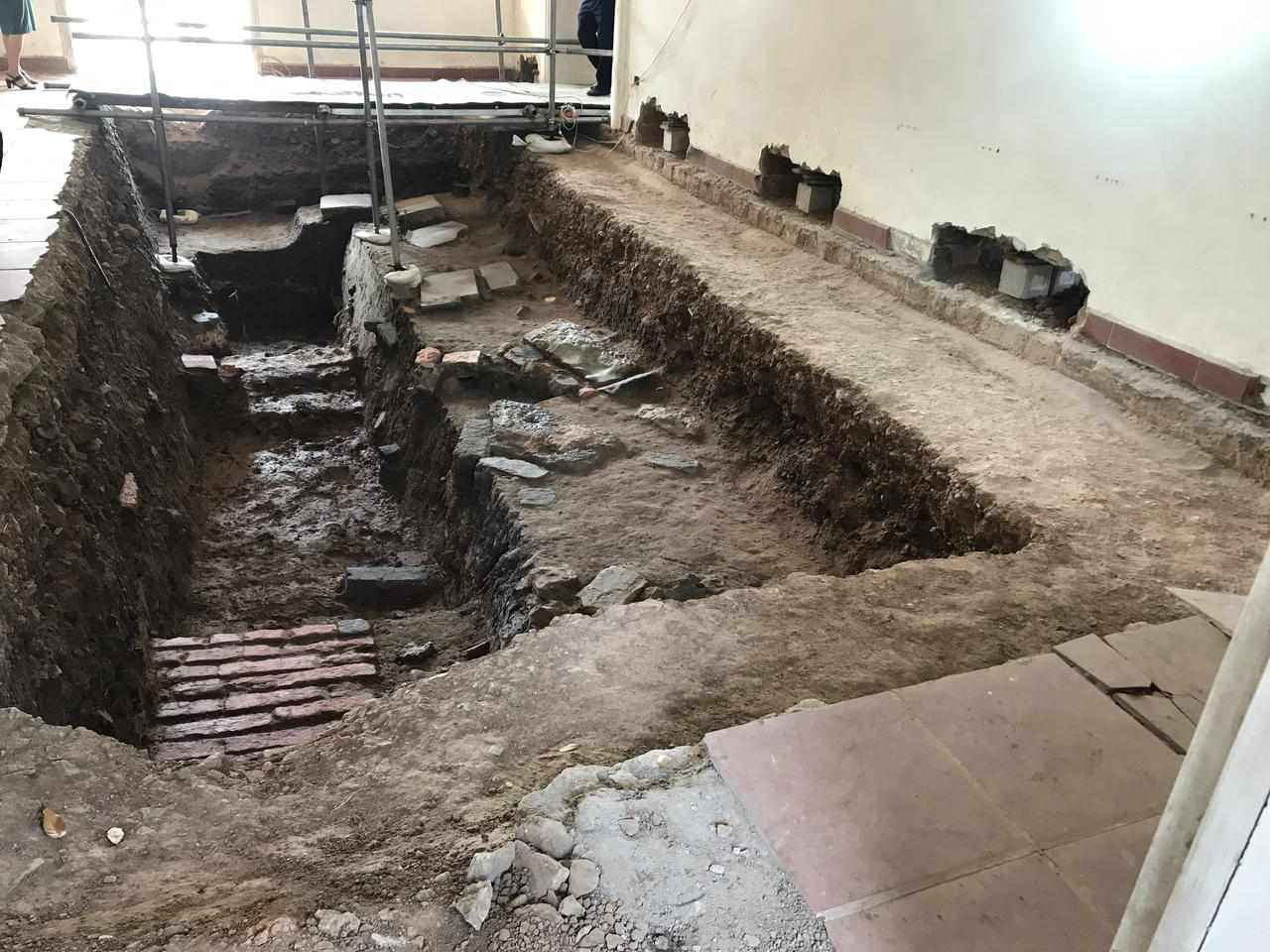 Tiếp tục phát lộ dấu tích kiến trúc tại Chính điện Kính Thiên