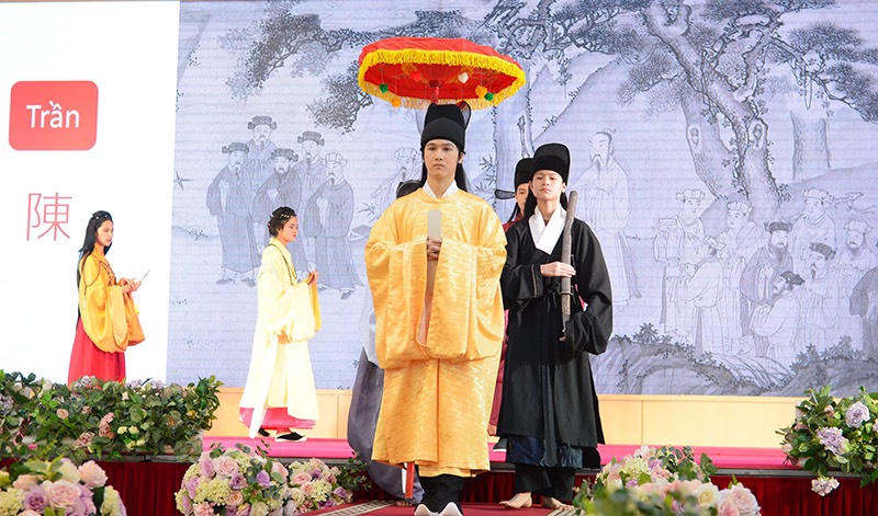 Triển lãm ảnh di sản và trình diễn áo dài dân tộc truyền thống