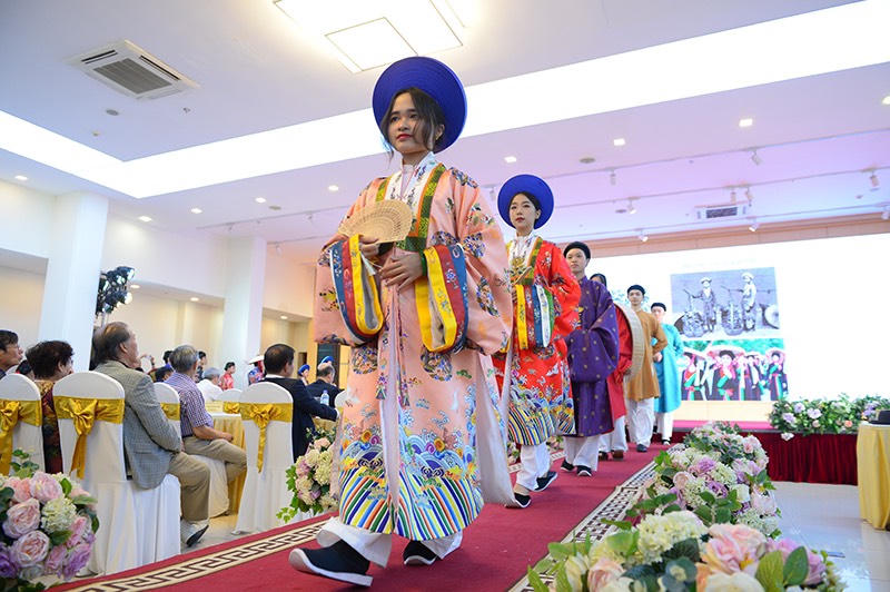 Triển lãm ảnh di sản và trình diễn áo dài dân tộc truyền thống