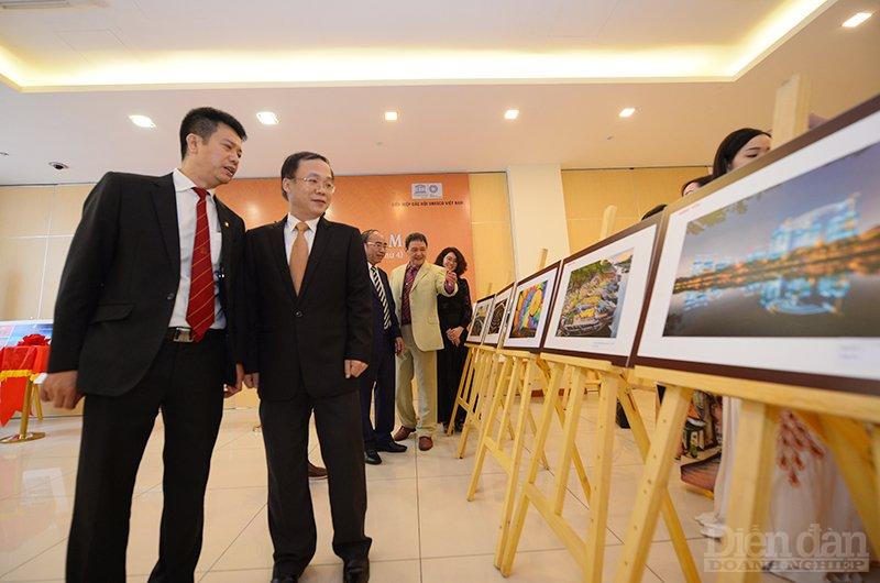 Triển lãm ảnh di sản và trình diễn áo dài dân tộc truyền thống