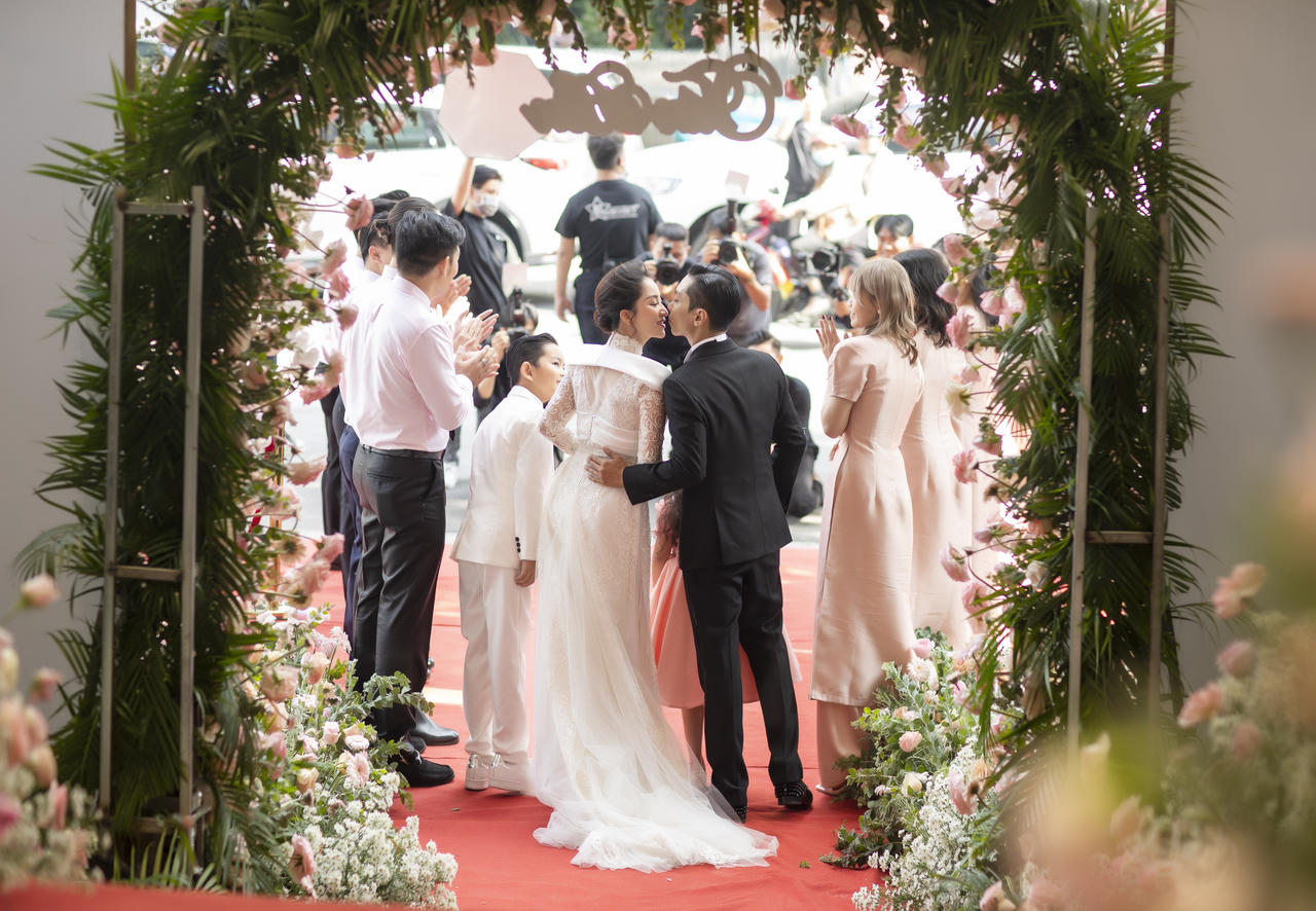 Khánh Thi bật khóc tại lễ thành hôn