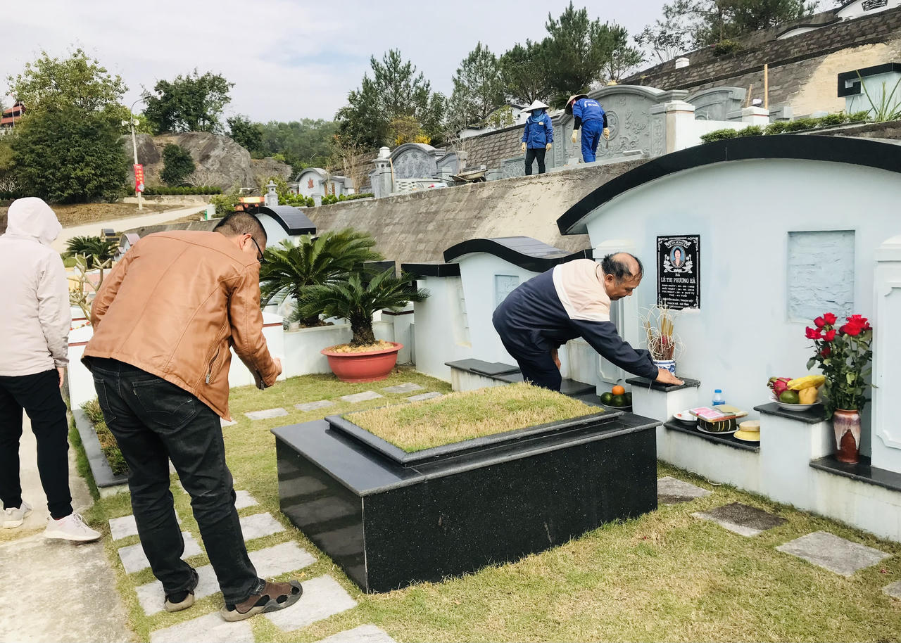 Nhộn nhịp hội chợ hoa Tết, nhạc cổ truyền dành cho… người đã khuất