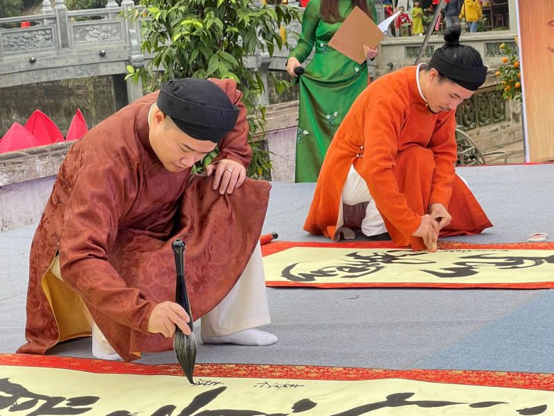 “Ông đồ” ngoại quốc tham dự Hội chữ xuân Quý Mão