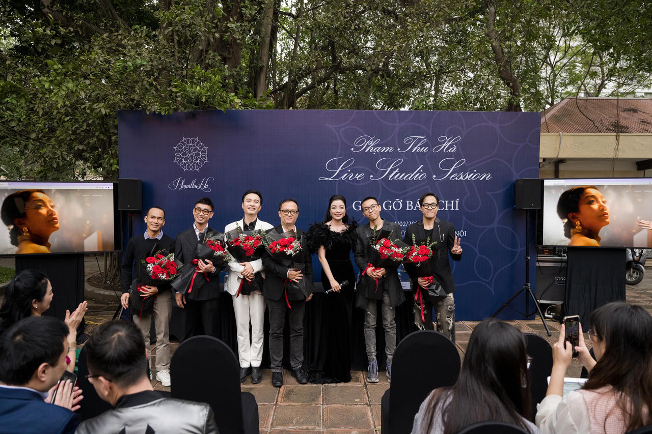 Ca sĩ Phạm Thu Hà thả hồn trong “Live studio session”