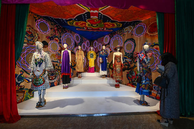 60 bộ trang phục độc đáo tại “Mộng bình thường”