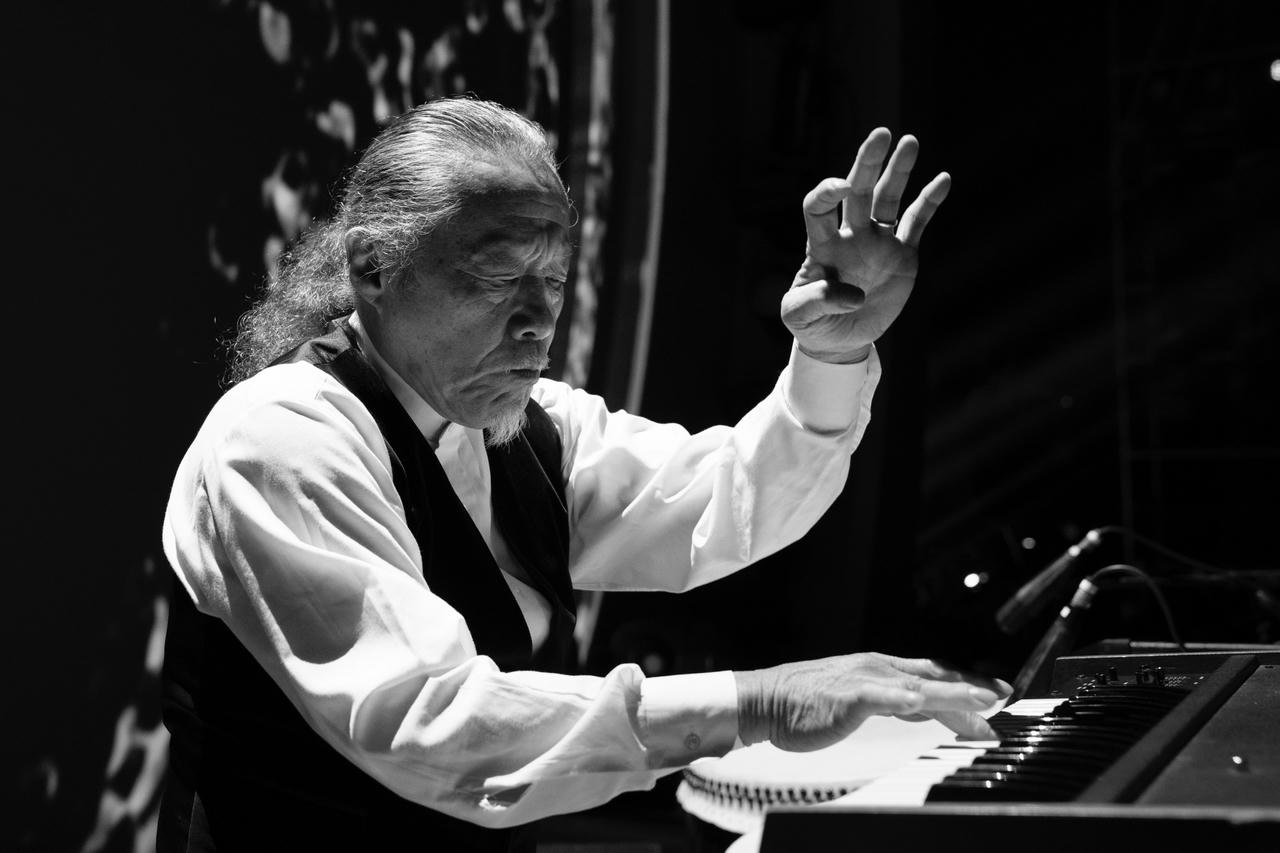 Hà Anh Tuấn hát cùng các nghệ sĩ xẩm