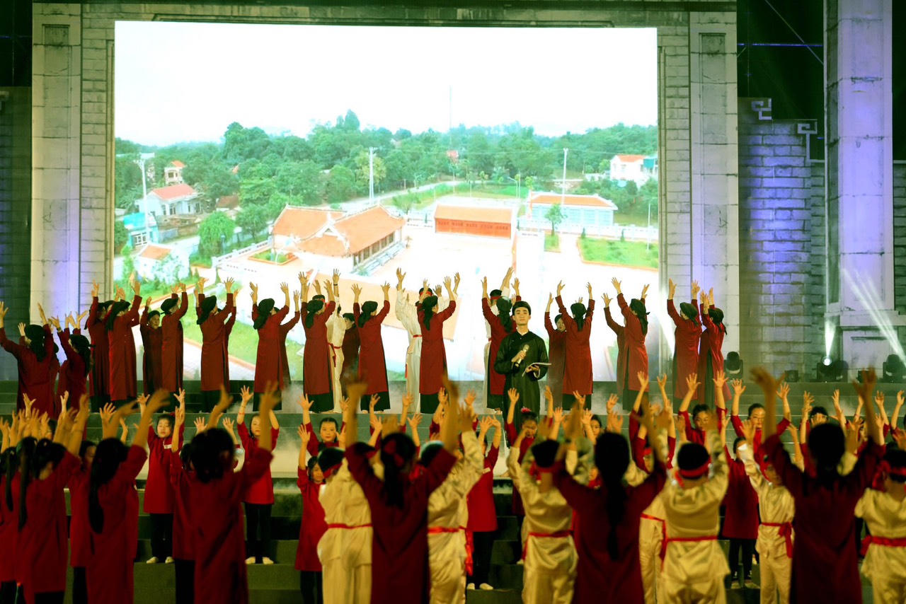 Đạo diễn Lê Thế Song gắn kết tinh hoa di sản tại "Linh thiêng nguồn cội- Đất Tổ Hùng Vương"