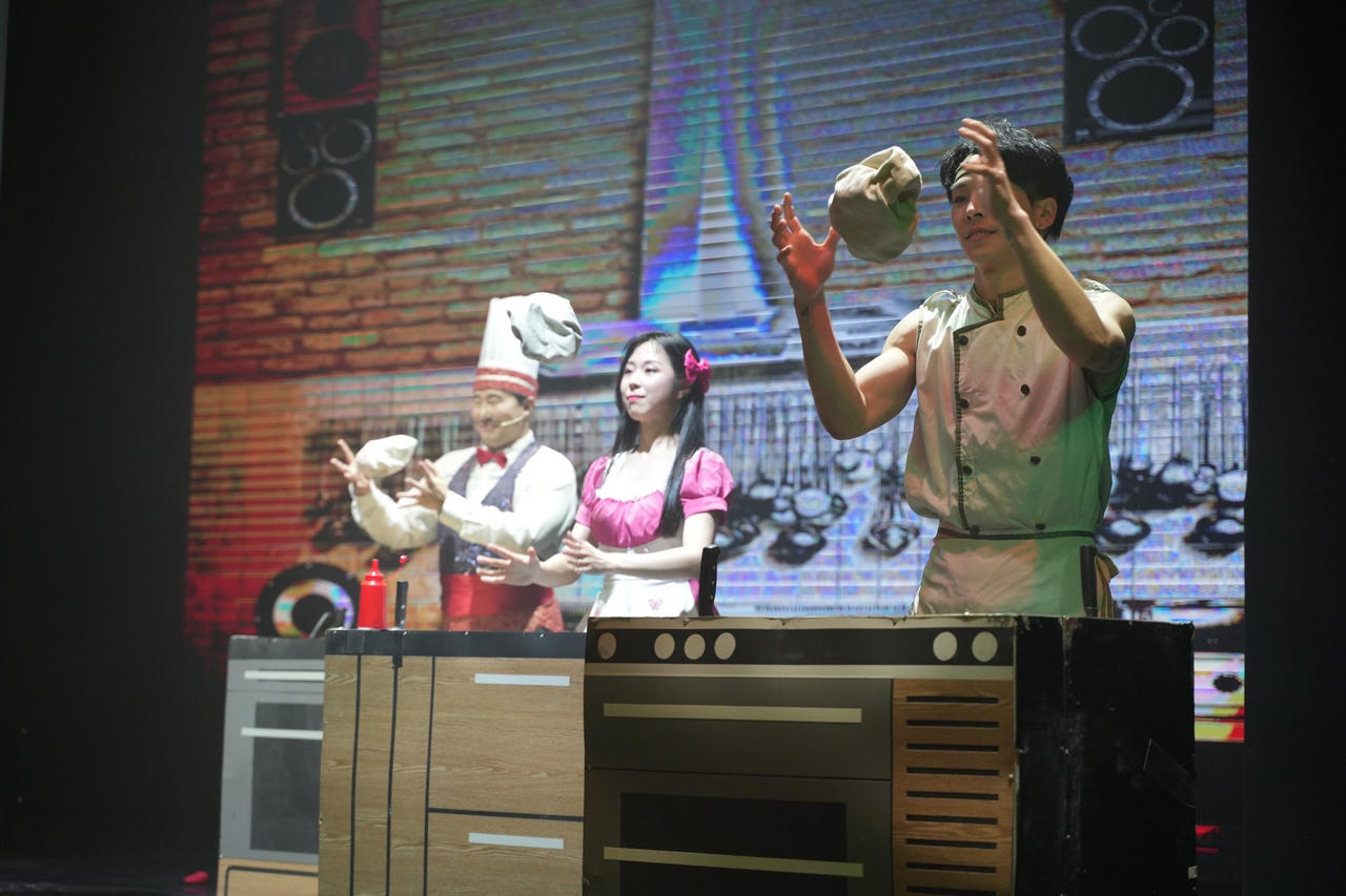 Các nghệ sĩ Hàn Quốc biểu diễn “Say tình” tại Chef show