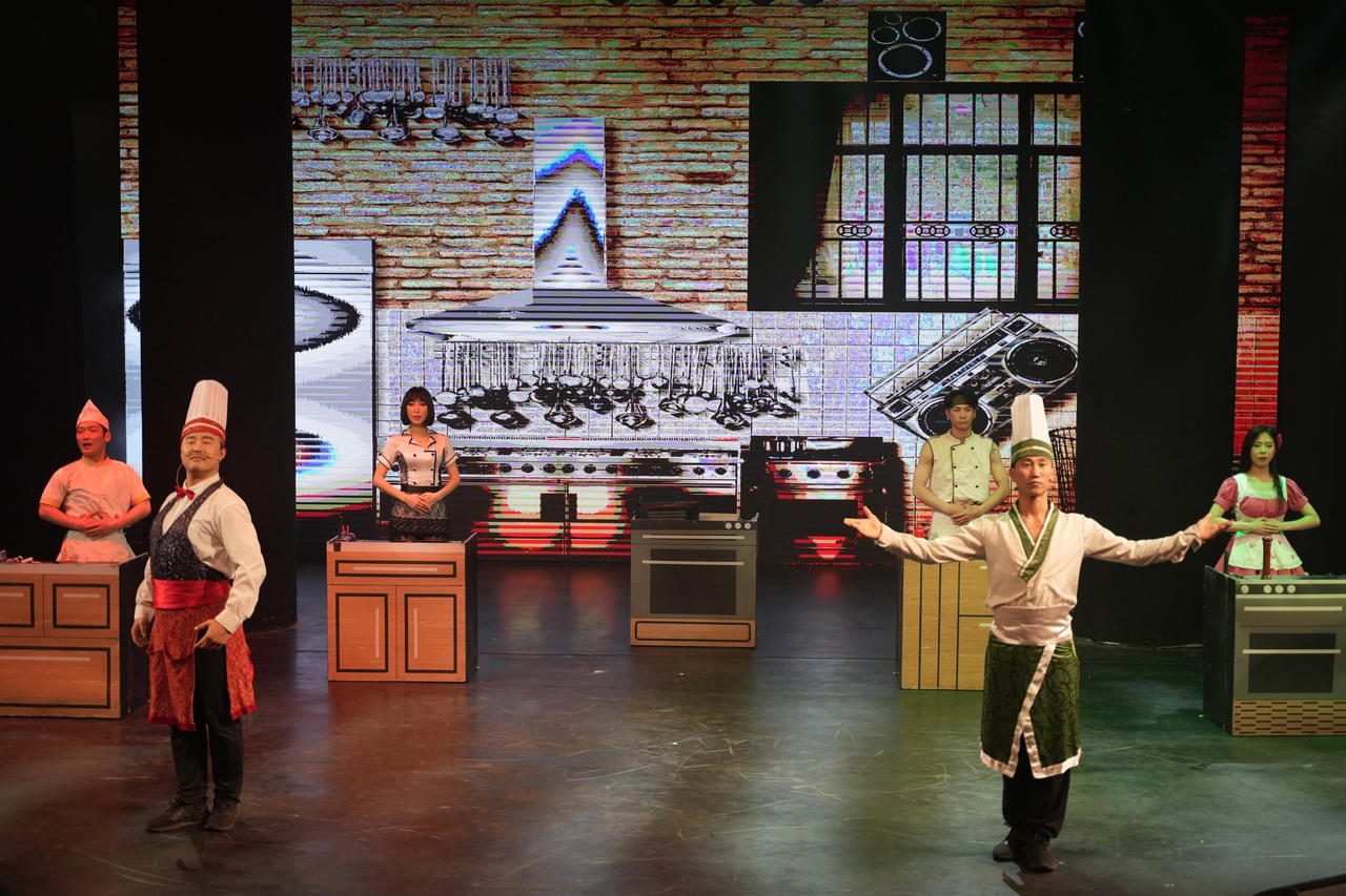 Các nghệ sĩ Hàn Quốc biểu diễn “Say tình” tại Chef show