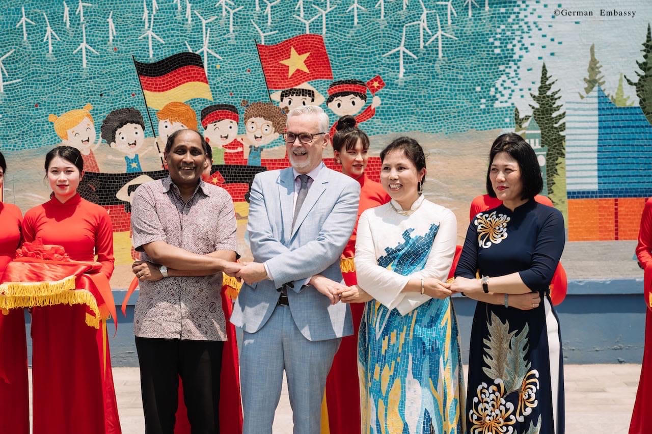 Thiên nhiên, văn hóa Đức tái hiện tại tranh gốm "Tình hữu nghị Việt - Đức"