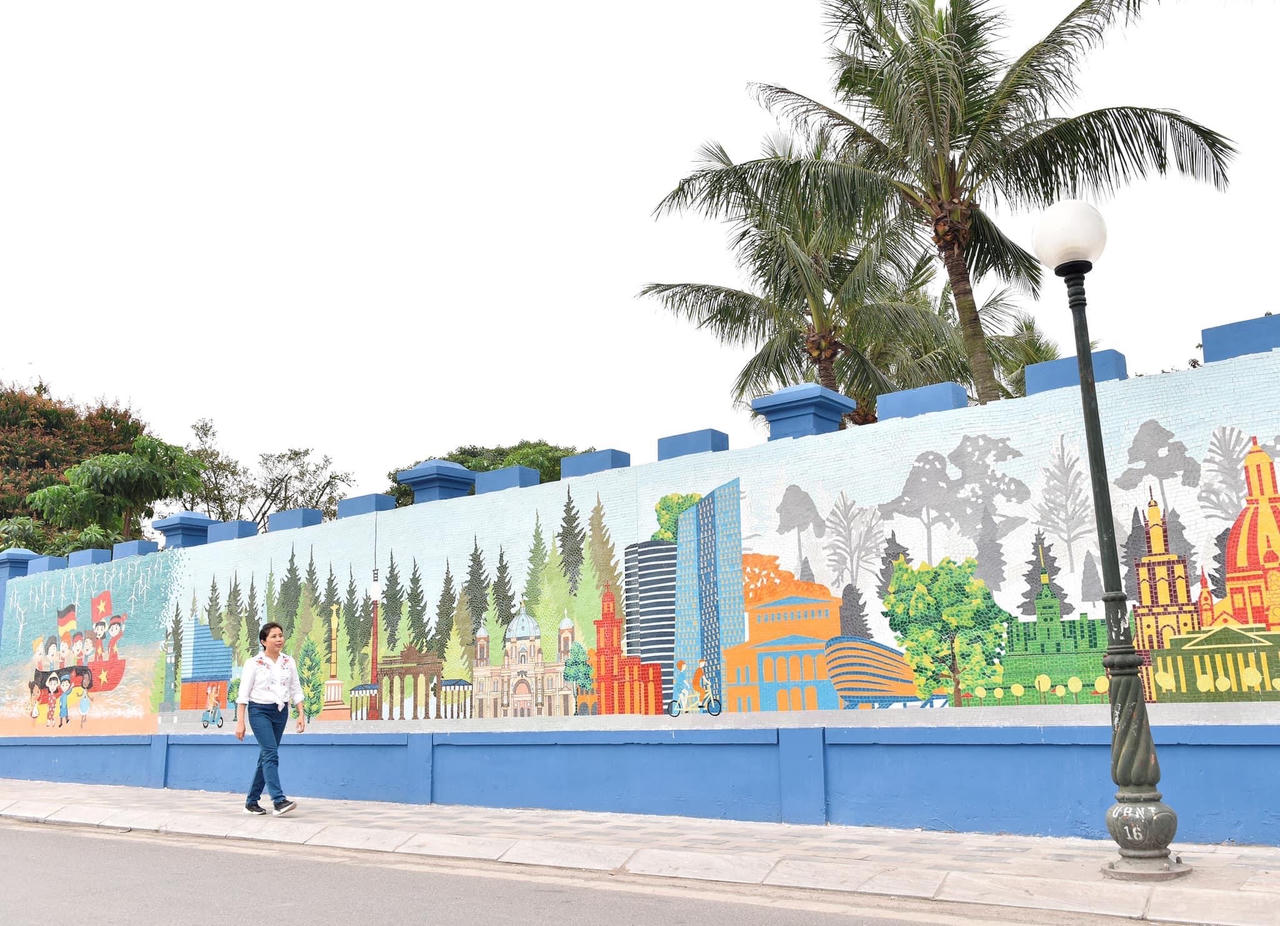 Thiên nhiên, văn hóa Đức tái hiện tại tranh gốm "Tình hữu nghị Việt - Đức"