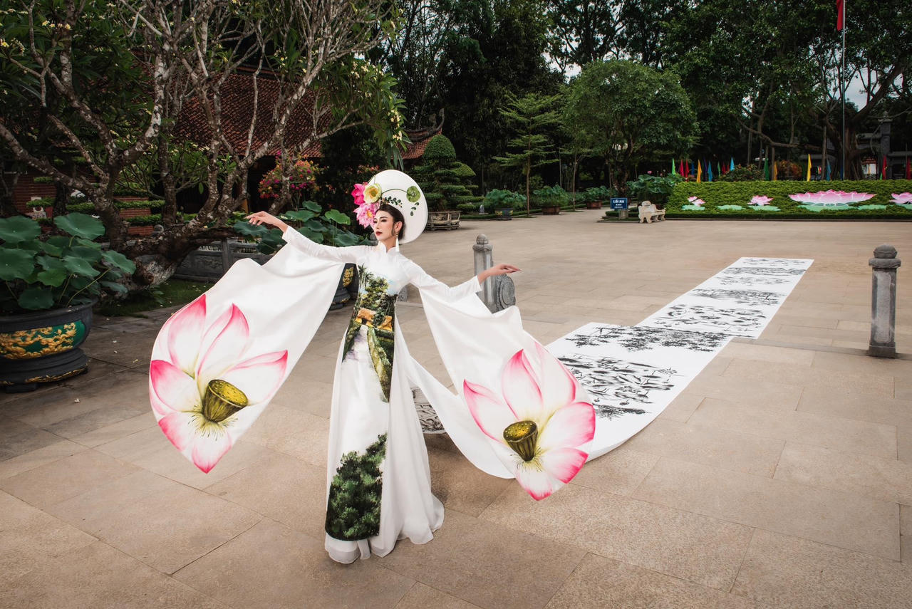 “Sen - Kính dâng Người” - bộ sưu tập áo dài nhân kỷ niệm 133 ngày sinh nhật Bác