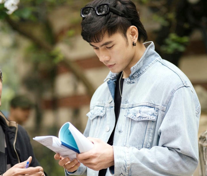 Nhan Phúc Vinh với màu sắc mới trong “Nhà mình lạ lắm!”