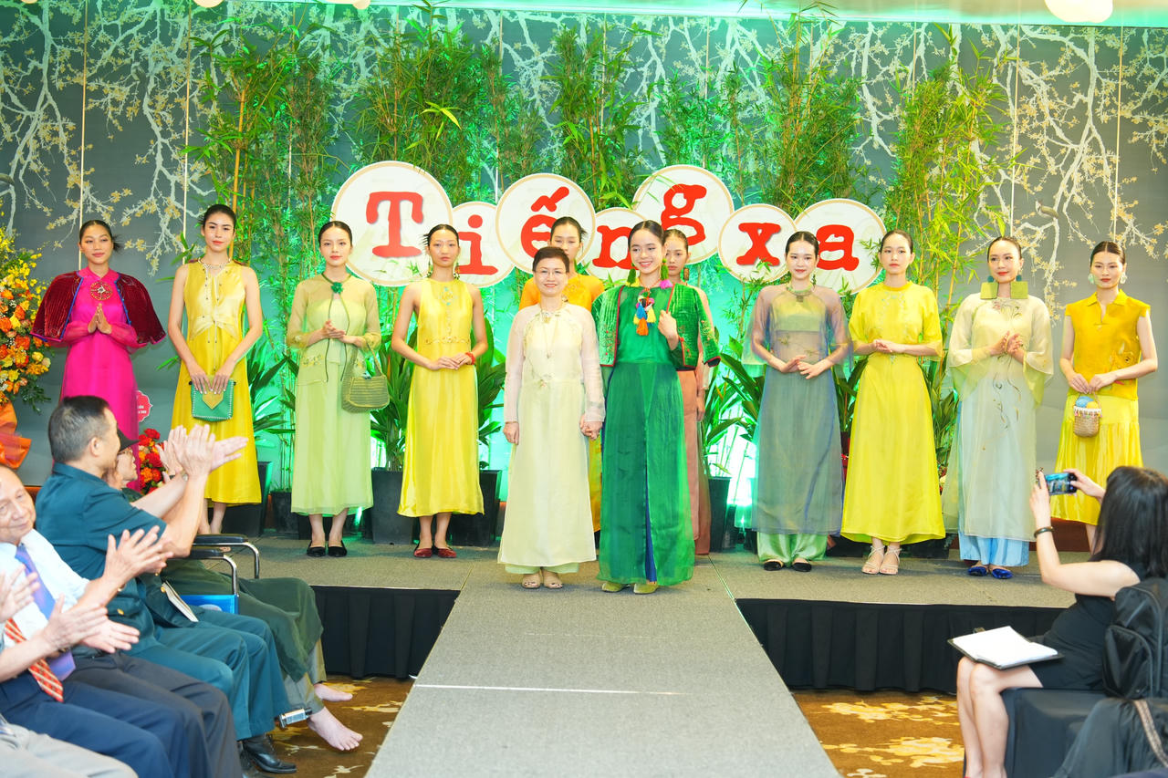 "Tiếng xa"- thơ hòa cùng thời trang tôn vinh tình phụ tử