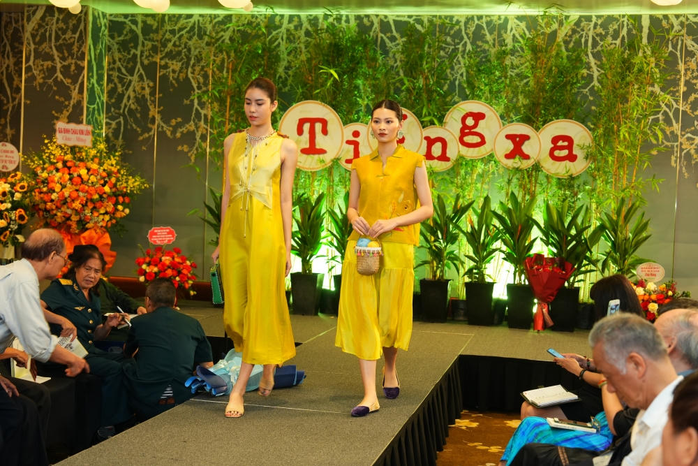 "Tiếng xa"- thơ hòa cùng thời trang tôn vinh tình phụ tử