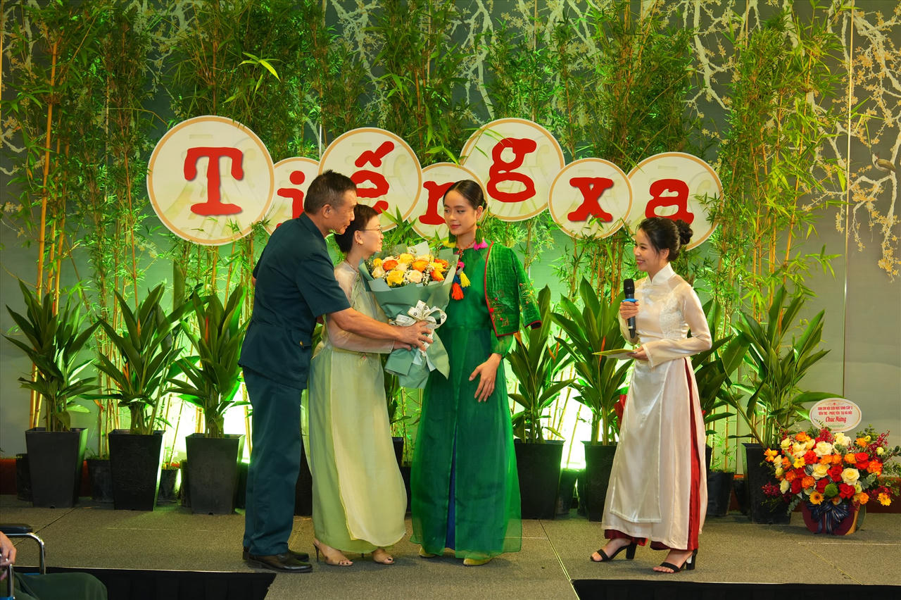 "Tiếng xa"- thơ hòa cùng thời trang tôn vinh tình phụ tử