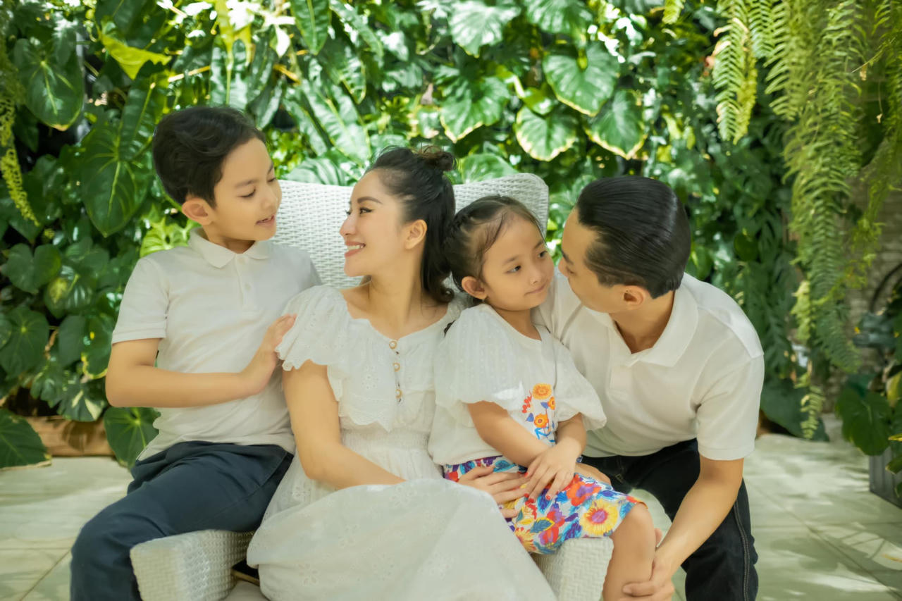 Phan Hiển- Khánh Thi ngọt ngào sinh nhật gia đình