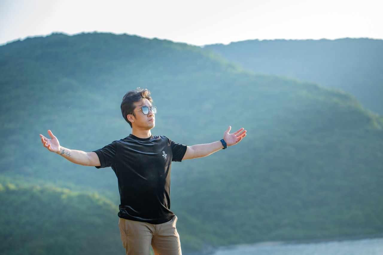 “Sóng vẫn hát” kể con đường âm nhạc của ca sĩ Quang Hào