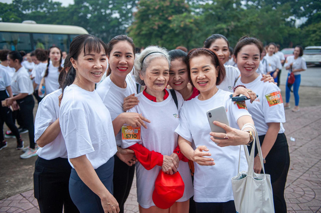 Xác lập kỷ lục 5.000 người đồng diễn yoga, xếp hình lá cờ Tổ quốc