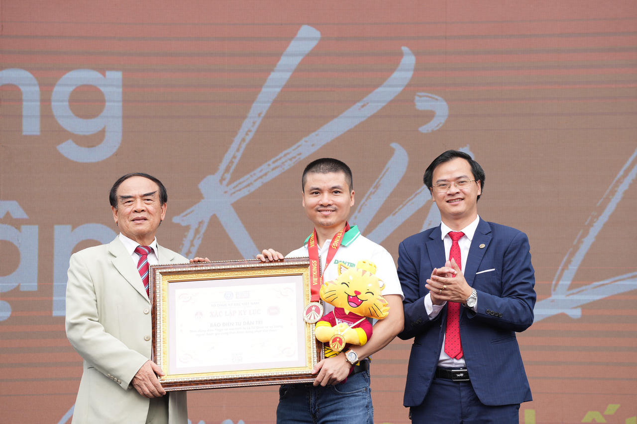 Xác lập kỷ lục 5.000 người đồng diễn yoga, xếp hình lá cờ Tổ quốc