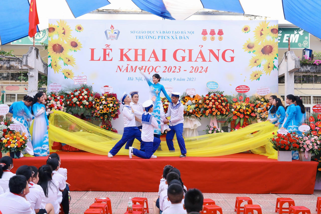 Xúc động ngôi trường hát quốc ca tại lễ khai giảng bằng ký hiệu