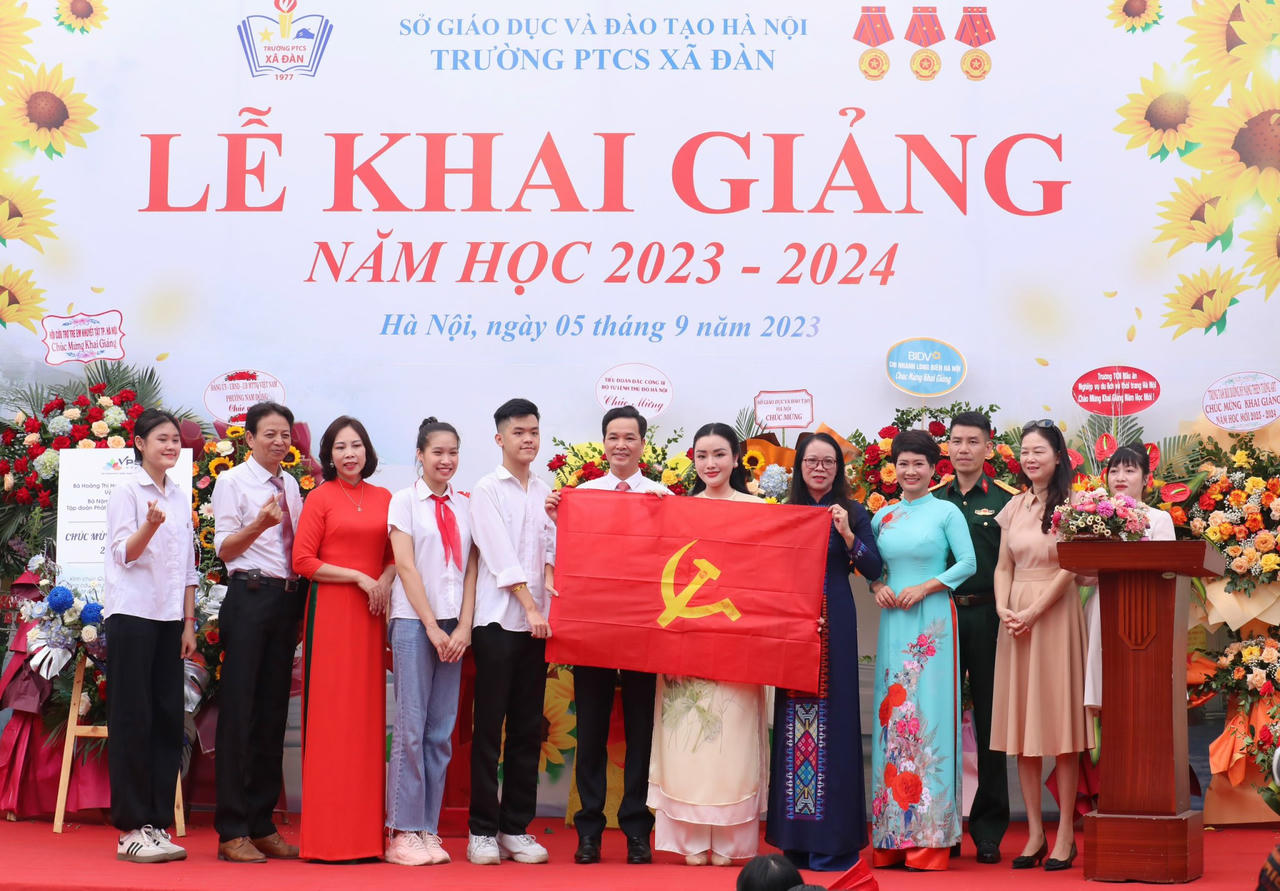 Xúc động ngôi trường hát quốc ca tại lễ khai giảng bằng ký hiệu