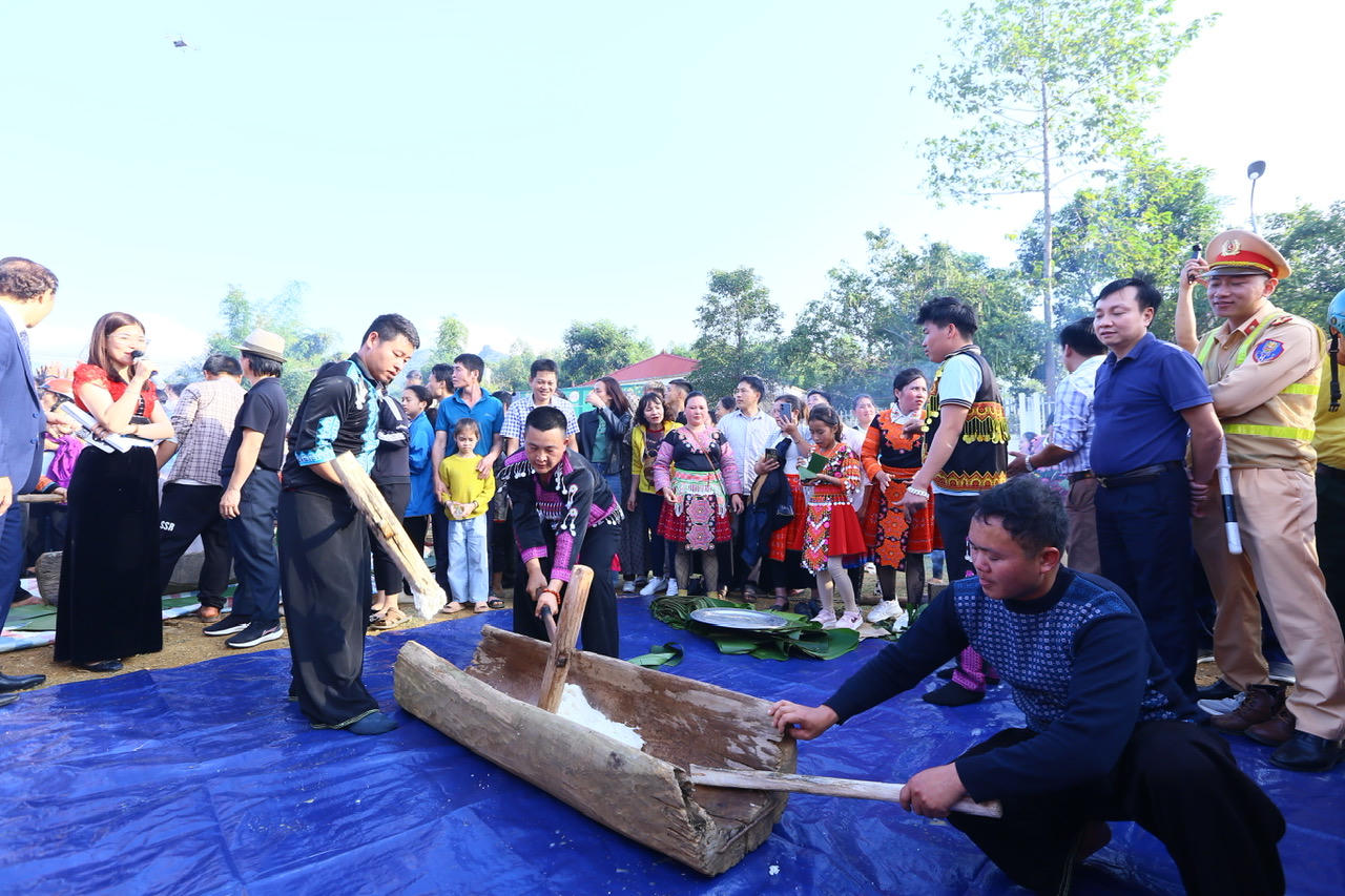 Trao tặng 500 phần quà tại “Tết đồng bào”