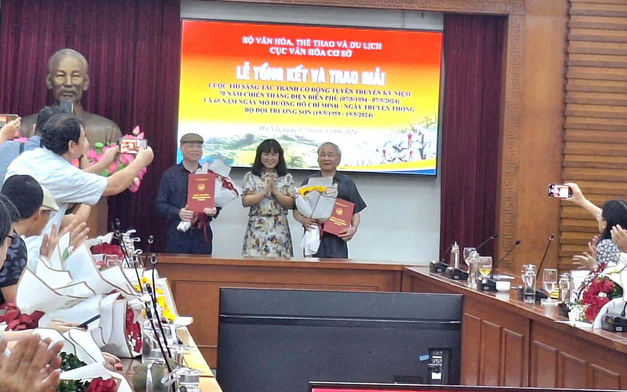 Trao giải thưởng cuộc thi sáng tác tranh cổ động tuyên truyền kỷ niệm 70 năm Chiến thắng Điện Biên Phủ