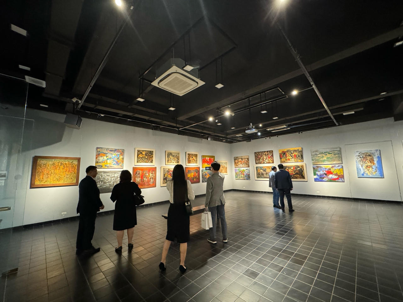 Thưởng lãm 100 tác phẩm tranh sơn mài khắc họa tình yêu quê hương