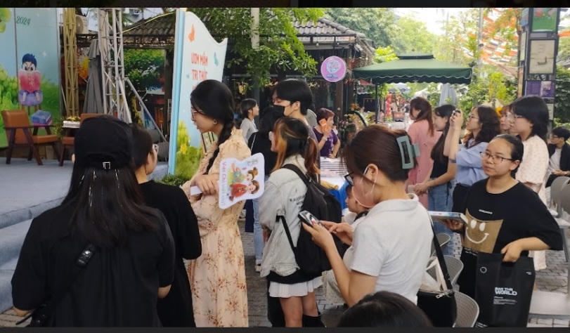 Các bạn trẻ đón nhận các tác phẩm dã sử