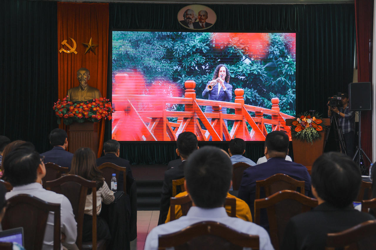 Nghệ sĩ Kenny G quảng bá địa danh Hà Nội qua “Going home”