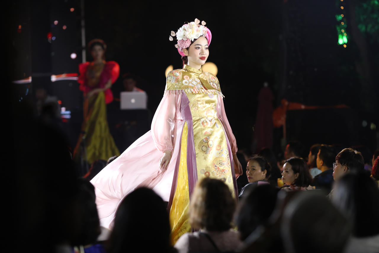 200 nghìn bông hoa bách hợp khoe sắc tại Khu vườn âm nhạc