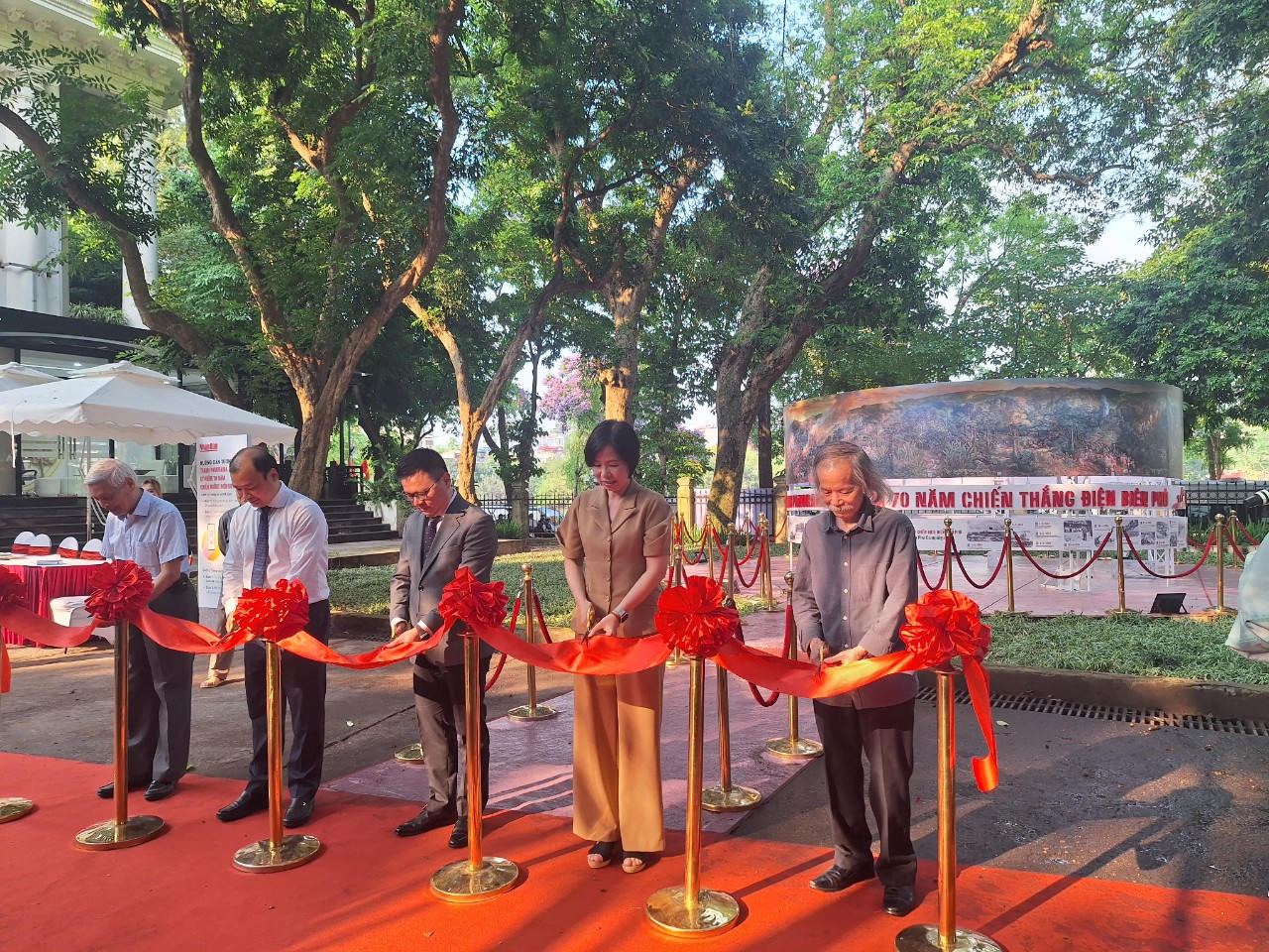 Thưởng lãm tranh panorama 360 độ kỷ niệm 70 năm Chiến thắng Điện Biên Phủ