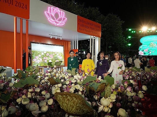 Ngắm bức tranh Sen Liên Hoa Tịnh Cảnh tại lễ hội Sen Hà Nội 2024